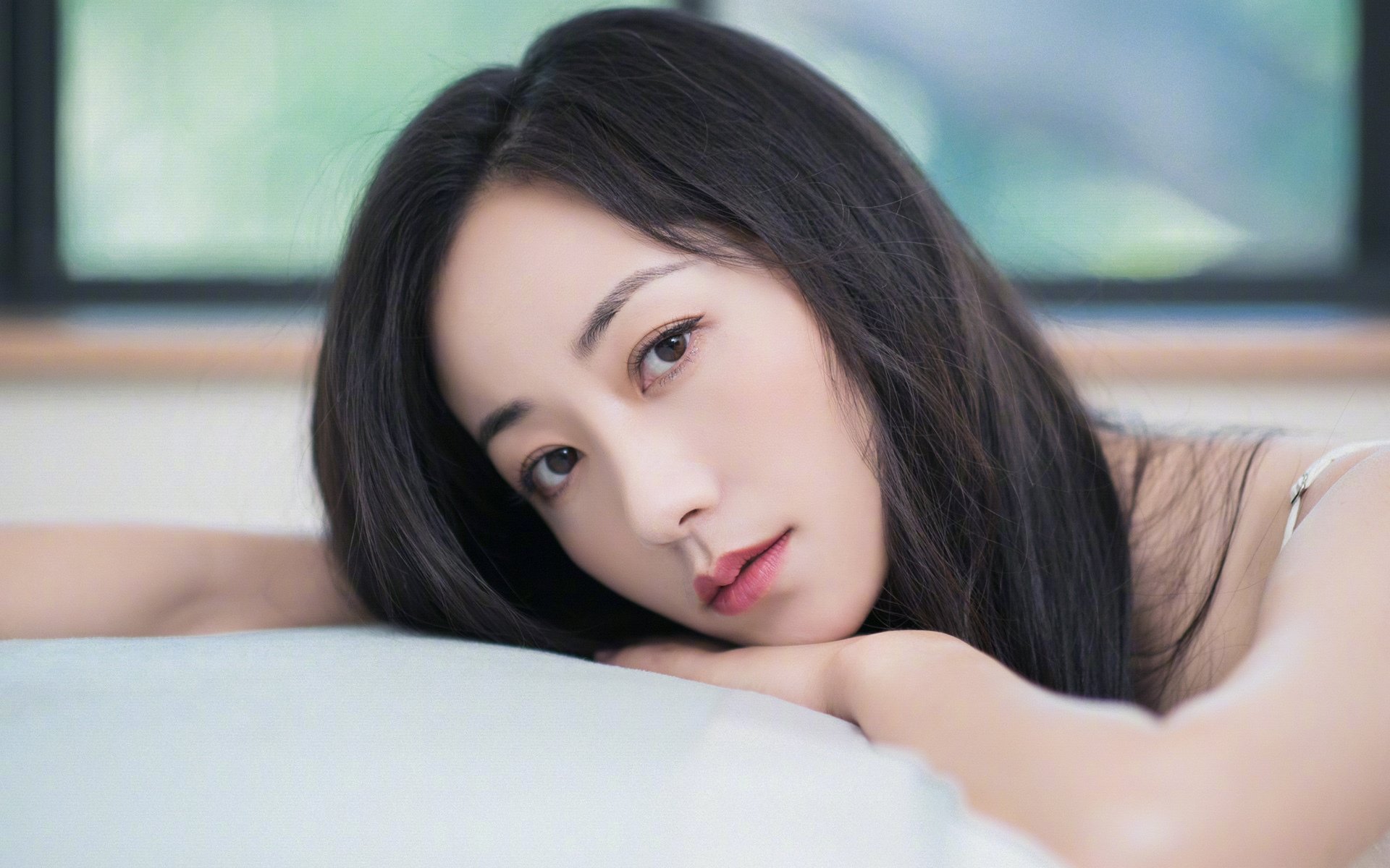 “三叉湖水上救生赛：选手在水中展开与时间赛跑的较量”